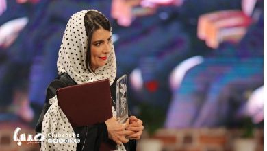 صبا؛ در جشنواره فیلم فجر امسال، اگر وعده نمایش آثاری چون «قاتل و وحشی» حمید نعمت‌الله و «پیرپسر» اکتای براهنی محقق شود، باید گفت او با سه فیلم در فجر چهل و سوم حضور خواهد داشت. اما آنچه تا اینجا قطعی است، حضور او با فیلم «زمانی در ابدیت» مهدی نوروزیان است. بازیگر بین‌المللی سینمای ایران که حضور بی سروصدایش در فیلم «مسیرباد» ترنس مالیک نشان داد که اهل خودنمایی‌های معمول نیست. ترنس مالیک یکی از نام‌های بزرگ سینمای جهان محسوب می‌شود. مقاومت در برابر نامِ او کار آسانی نیست. در واقع پس از اعلام رسمی فهرست بازیگران فیلم بود که اهالی رسانه در ایران متوجه شدند که او در فیلم ترنس مالیک نقش مریم مجدلیه را بر عهده گرفته است. تجربه‌ای که احتمالا هر بازیگر دیگری بارها آن‌را در بوق و کرنا کرده بود. این روزها زمزمه‌های نخستین حضور فیلم در جشنواره کن آینده به گوش می‌رسد. اما آنچه در چند سال اخیر بیش از هر اثر دیگری نام لیلا حاتمی را بر سر زبان‌ها انداخت، فیلم در محاق توقیف و گره خورده «قاتل و وحشی» است که عملا نمایش فیلم در جشنواره امسال یا آینده را در هاله‌ای از ابهام قرار داده است. کسانی که موفق به نمایش فیلم شده‌اند متفق‌القول روی بازی متفاوت و عجیب لیلا حاتمی اتفاق نظر دارند. فیلم و نقشی که با شمایل آشنای او در تضاد است. تصویر دخترِ آرام و تودار فیلم لیلای مهرجویی که خود حاتمی در تلاش بود تا در سال‌های اخیر با انتخاب‌های متنوعی از آنها فاصله بگیرد. مثل بازی‌اش در فیلم «در دنیای تو ساعت چند است» و یا حضور مطبوع و عاشقانه‌اش در فیلم «رگ خواب» حمید نعمت‌الله. خشونت جاری در فیلم «قاتل و وحشی» حمید نعمت‌الله، و بازی لیلا حاتمی در این اثر، اگر در زمان مناسب خودش اکران شود، تاثیر زیادی روی کارنامه کاری لیلا حاتمی خواهد گذاشت. نکته‌ مهمی که زنده‌یاد بیتا فرهی هم درباره تاخیرهای چند ساله فیلم «بانو» اعلام کرده بود. «زمانی در ابدیت» آخرین فیلم بیتا فرهی است در آن نقش مادر لیلا حاتمی را بازی کرده است. لیلا حاتمی با دریافت یک دیپلم افتخار و دو سیمرغ بلورین، از رکوردداران حاضر در این دوره است.