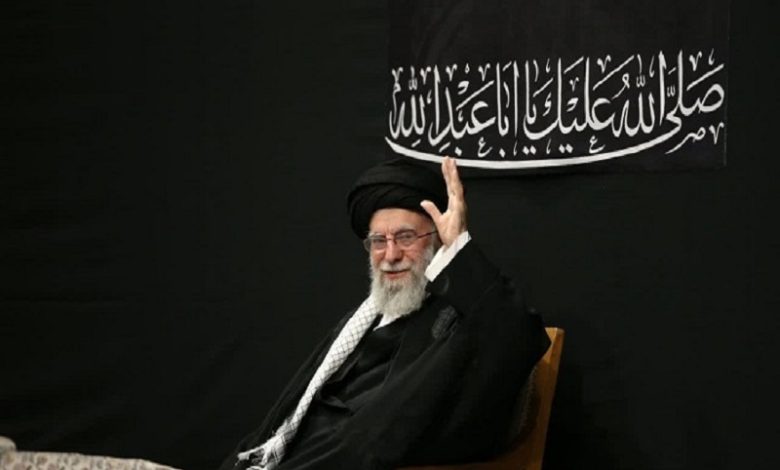 مراسم عزاداری شب عاشورای حسینی (علیه‌السلام) در حسینیه امام خمینی با حضور رهبر انقلاب